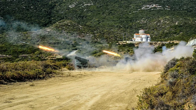 Εντυπωσιακές εικόνες από εκπαιδευτικές βολές Πυροβολικού στο Πεδίο Βολής Πετρωτών